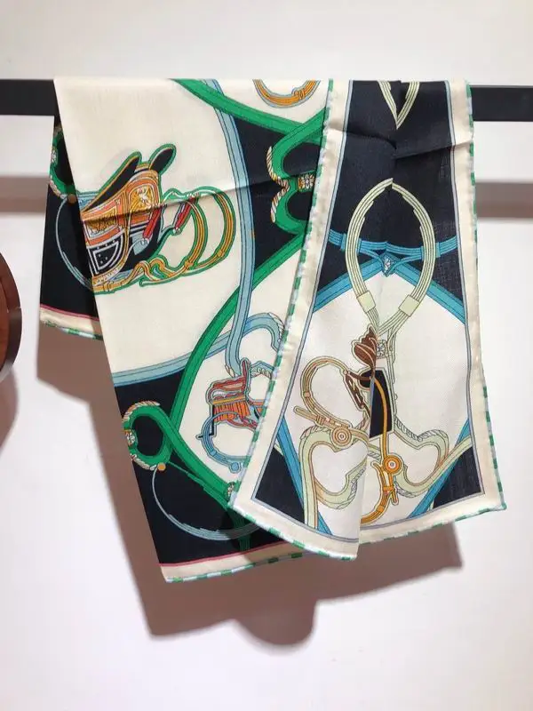 Hermes 70X70cm  70%羊绒30%真丝 E41 (5)